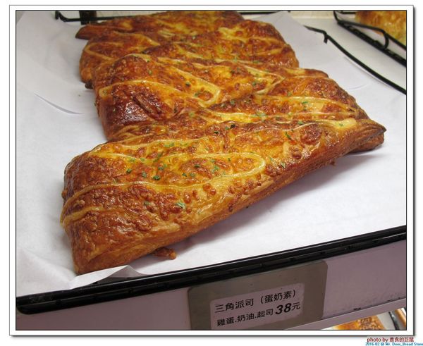 Mr. Deer：(台南東區。美食) Mr. Deer＿健康美味麵包店。真材實料。採用進口高級麵粉。獨家烘焙手法，讓麵包像會呼吸般蓬鬆。純粹美味吃的到!