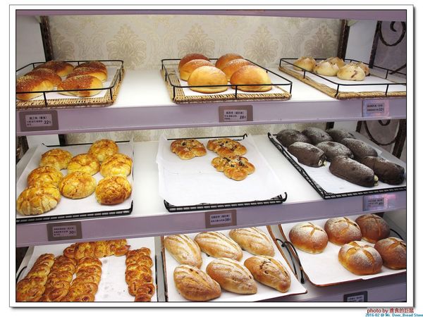 Mr. Deer：(台南東區。美食) Mr. Deer＿健康美味麵包店。真材實料。採用進口高級麵粉。獨家烘焙手法，讓麵包像會呼吸般蓬鬆。純粹美味吃的到!