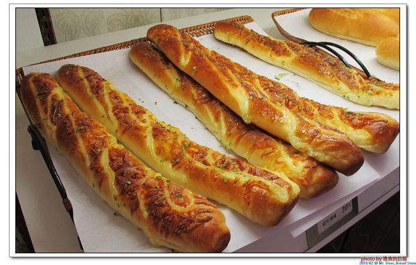 Mr. Deer：(台南東區。美食) Mr. Deer＿健康美味麵包店。真材實料。採用進口高級麵粉。獨家烘焙手法，讓麵包像會呼吸般蓬鬆。純粹美味吃的到!
