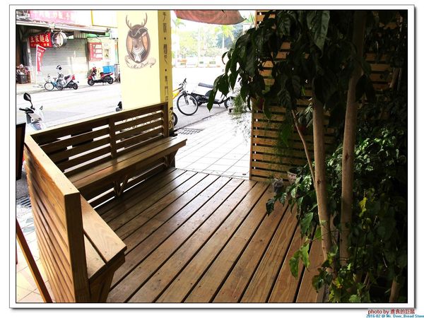 Mr. Deer：(台南東區。美食) Mr. Deer＿健康美味麵包店。真材實料。採用進口高級麵粉。獨家烘焙手法，讓麵包像會呼吸般蓬鬆。純粹美味吃的到!