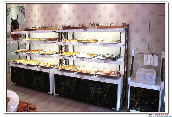 Mr. Deer：(台南東區。美食) Mr. Deer＿健康美味麵包店。真材實料。採用進口高級麵粉。獨家烘焙手法，讓麵包像會呼吸般蓬鬆。純粹美味吃的到!
