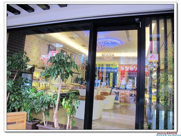 Mr. Deer：(台南東區。美食) Mr. Deer＿健康美味麵包店。真材實料。採用進口高級麵粉。獨家烘焙手法，讓麵包像會呼吸般蓬鬆。純粹美味吃的到!