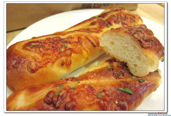 Mr. Deer：(台南東區。美食) Mr. Deer＿健康美味麵包店。真材實料。採用進口高級麵粉。獨家烘焙手法，讓麵包像會呼吸般蓬鬆。純粹美味吃的到!