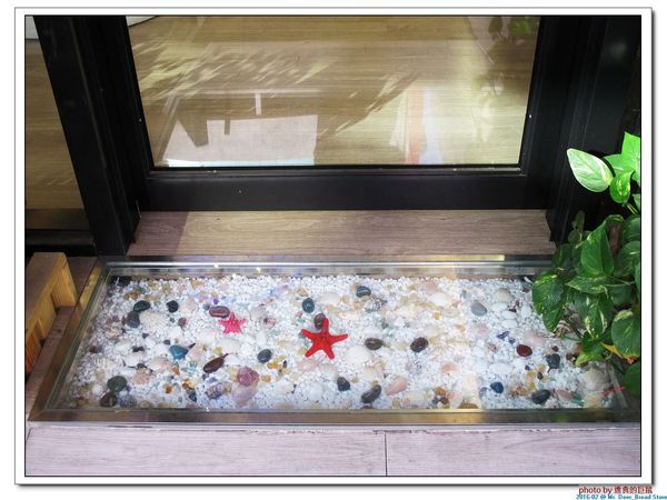 Mr. Deer：(台南東區。美食) Mr. Deer＿健康美味麵包店。真材實料。採用進口高級麵粉。獨家烘焙手法，讓麵包像會呼吸般蓬鬆。純粹美味吃的到!