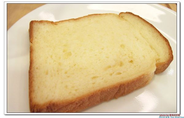 Mr. Deer：(台南東區。美食) Mr. Deer＿健康美味麵包店。真材實料。採用進口高級麵粉。獨家烘焙手法，讓麵包像會呼吸般蓬鬆。純粹美味吃的到!