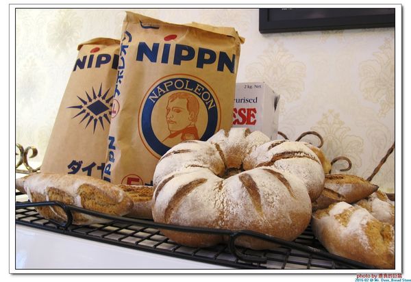 Mr. Deer：(台南東區。美食) Mr. Deer＿健康美味麵包店。真材實料。採用進口高級麵粉。獨家烘焙手法，讓麵包像會呼吸般蓬鬆。純粹美味吃的到!