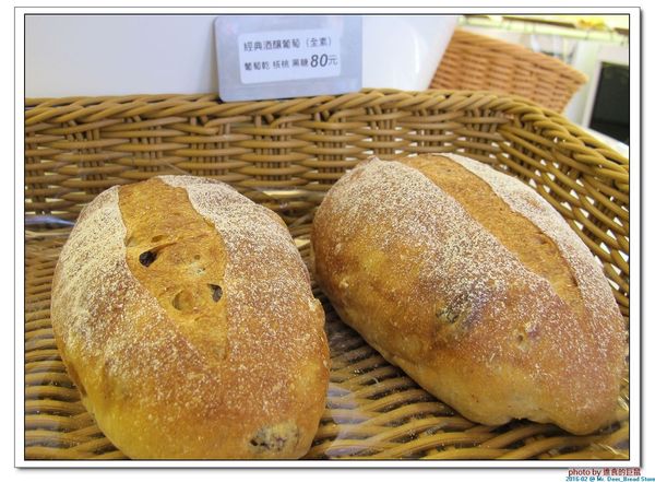 Mr. Deer：(台南東區。美食) Mr. Deer＿健康美味麵包店。真材實料。採用進口高級麵粉。獨家烘焙手法，讓麵包像會呼吸般蓬鬆。純粹美味吃的到!