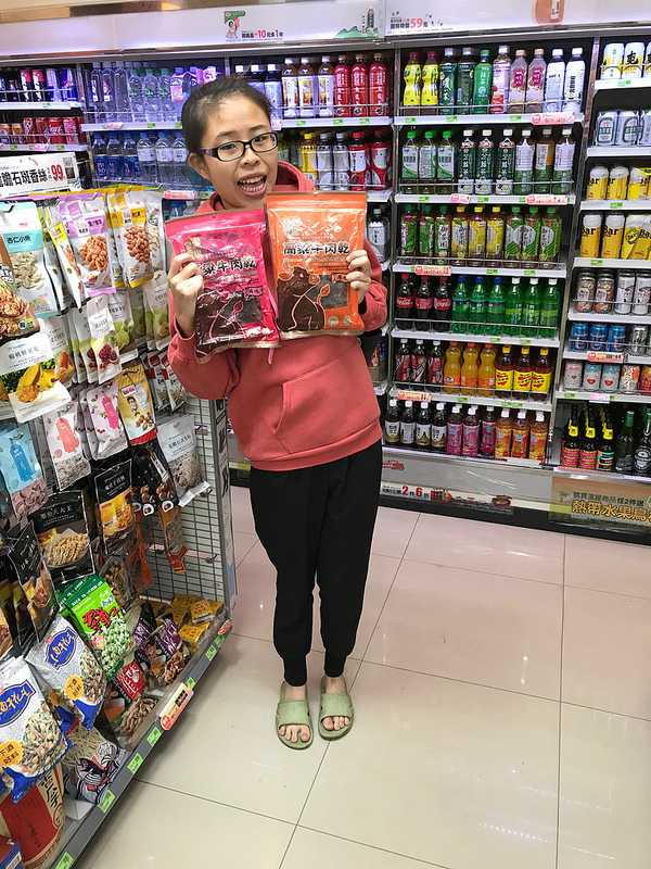 ♚超商美食♚良金牧場。金門高粱牛肉乾。全家零食。聚會零嘴。今年過年不能少這一味，全家喜愛的好滋味