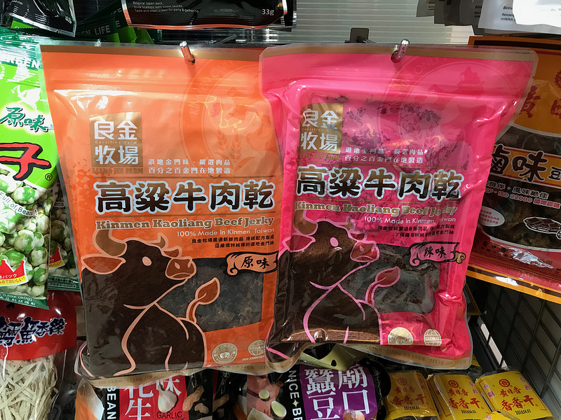 ♚超商美食♚良金牧場。金門高粱牛肉乾。全家零食。聚會零嘴。今年過年不能少這一味，全家喜愛的好滋味