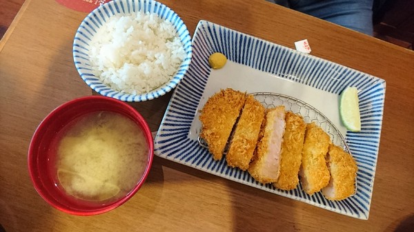 銀座杏子豬排((左營新光店))：高雄~銀座杏子日式豬排~肉質軟嫩的里肌豬排~非吃不可的美味~