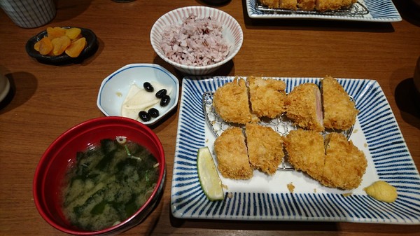 銀座杏子豬排((左營新光店))：高雄~銀座杏子日式豬排~肉質軟嫩的里肌豬排~非吃不可的美味~