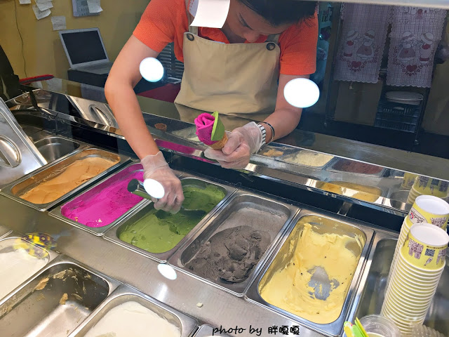 【台中 大雅】布達佩斯冰淇淋專賣店✿❀✿迷人的玫瑰花外型,手工現做,宛如藝術品一般,冰淇淋新鮮、美味❀✿❀