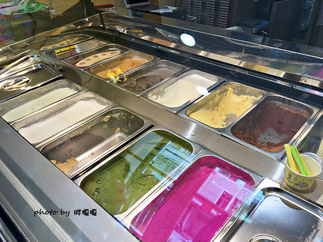 【台中 大雅】布達佩斯冰淇淋專賣店✿❀✿迷人的玫瑰花外型,手工現做,宛如藝術品一般,冰淇淋新鮮、美味❀✿❀