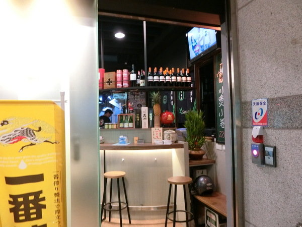 阿國海鮮燒烤小鋪:阿國海鮮燒烤小鋪真夠味~酒醇肉香來就對!部落客噹噹媽超推薦的喔~放鬆大快朵頤的好所在!推薦老饕級的銀杯 桂月及相川譽搭配帝王海鮮餐頂級海鮮鍋美味不可方物~