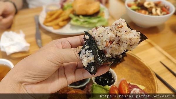 【新店蔬食推薦】原粹蔬食作|無蛋奶無五辛,原型食物做的漢堡、 【新店蔬食推薦】原粹蔬食作|無蛋奶無五辛,原型食物做的漢堡、