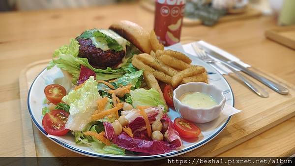 【新店蔬食推薦】原粹蔬食作|無蛋奶無五辛,原型食物做的漢堡、 【新店蔬食推薦】原粹蔬食作|無蛋奶無五辛,原型食物做的漢堡、