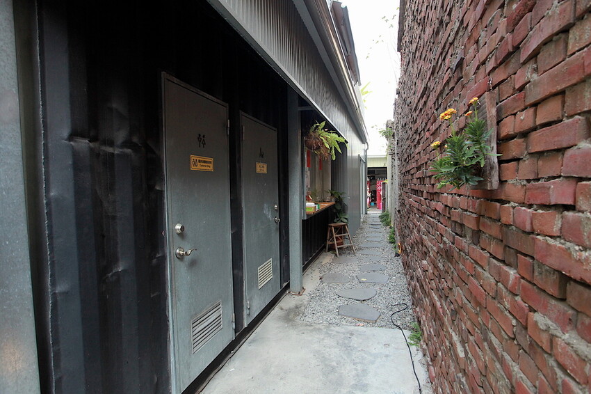 台南市中西區吃。台南市｜中西區。「綠皮開心果 冰淇淋工坊」百年老屋改建成貨櫃屋文青時尚綠皮開心果和&畢式酒精義式冰