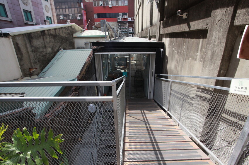 台南市中西區吃。台南市｜中西區。「綠皮開心果 冰淇淋工坊」百年老屋改建成貨櫃屋文青時尚綠皮開心果和&畢式酒精義式冰