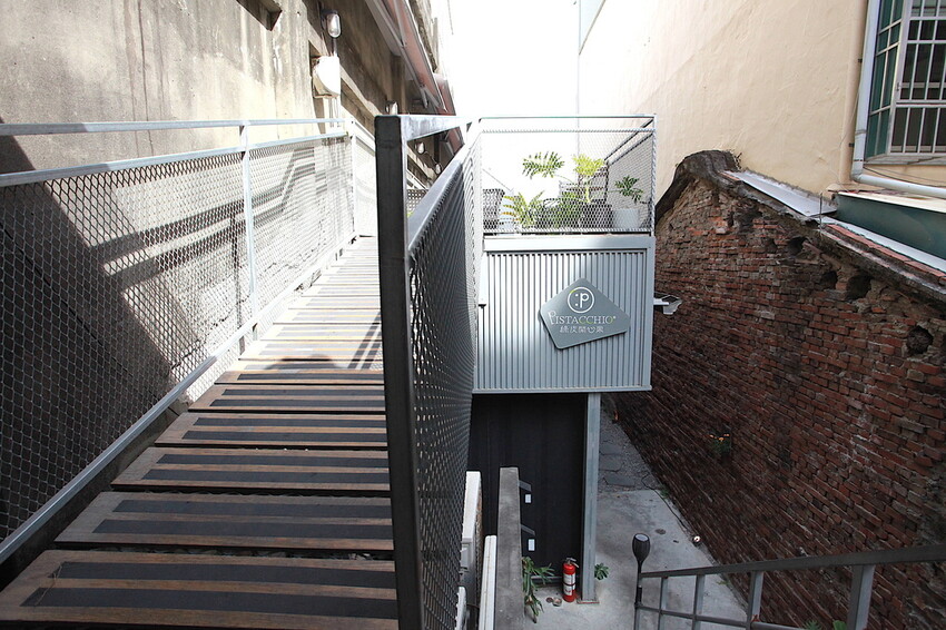 台南市中西區吃。台南市｜中西區。「綠皮開心果 冰淇淋工坊」百年老屋改建成貨櫃屋文青時尚綠皮開心果和&畢式酒精義式冰