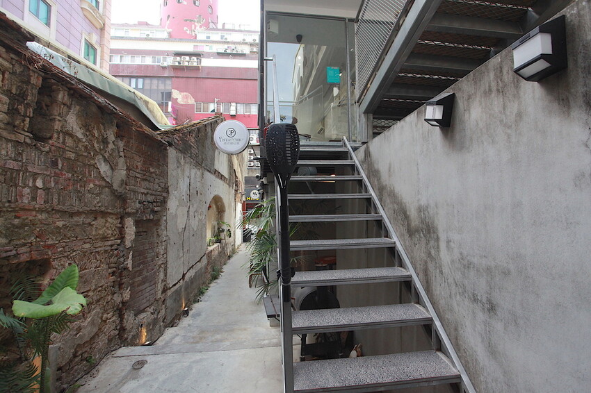 台南市中西區吃。台南市｜中西區。「綠皮開心果 冰淇淋工坊」百年老屋改建成貨櫃屋文青時尚綠皮開心果和&畢式酒精義式冰