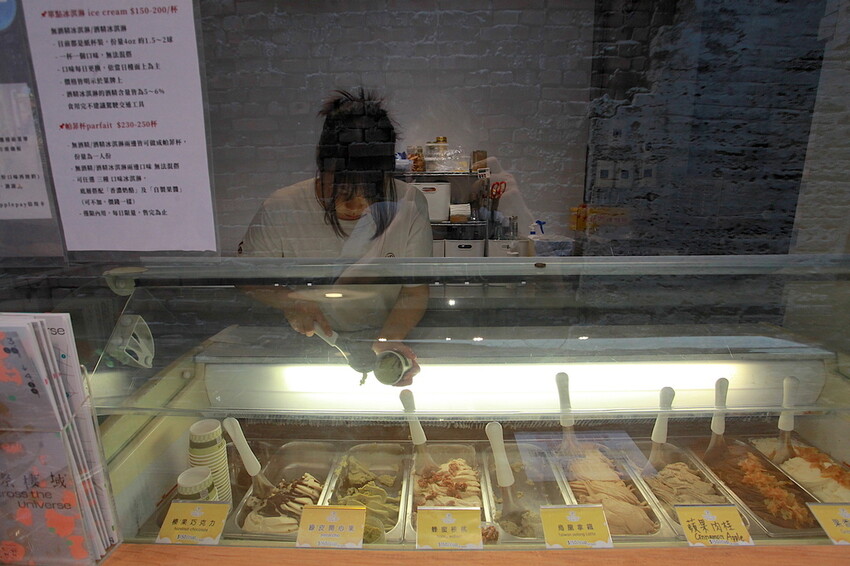 台南市中西區吃。台南市｜中西區。「綠皮開心果 冰淇淋工坊」百年老屋改建成貨櫃屋文青時尚綠皮開心果和&畢式酒精義式冰