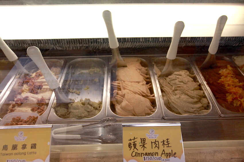 台南市中西區吃。台南市｜中西區。「綠皮開心果 冰淇淋工坊」百年老屋改建成貨櫃屋文青時尚綠皮開心果和&畢式酒精義式冰