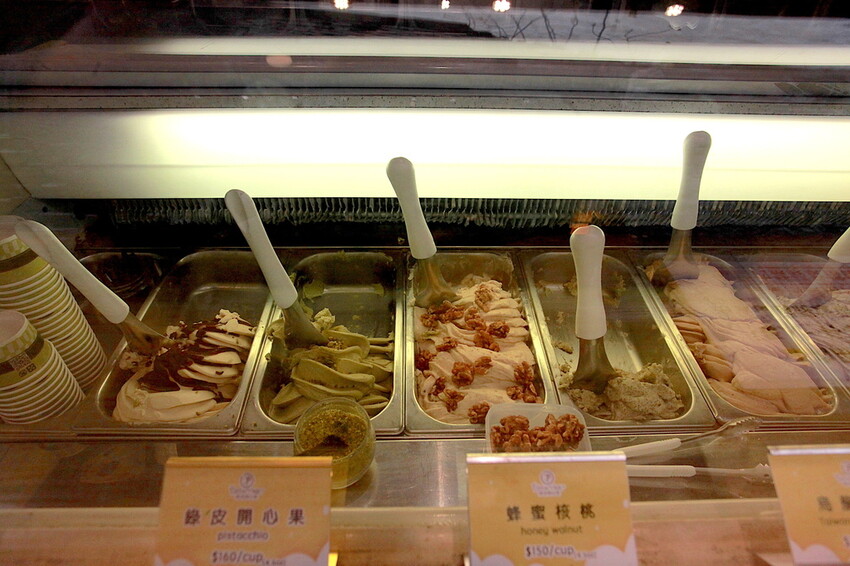 台南市中西區吃。台南市｜中西區。「綠皮開心果 冰淇淋工坊」百年老屋改建成貨櫃屋文青時尚綠皮開心果和&畢式酒精義式冰