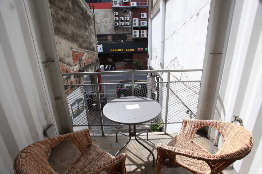 台南市中西區吃。台南市｜中西區。「綠皮開心果 冰淇淋工坊」百年老屋改建成貨櫃屋文青時尚綠皮開心果和&畢式酒精義式冰