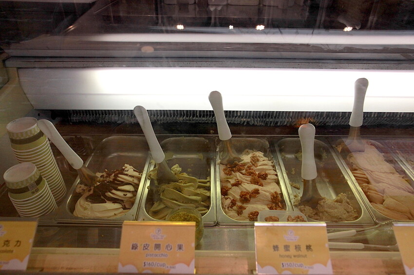 台南市中西區吃。台南市｜中西區。「綠皮開心果 冰淇淋工坊」百年老屋改建成貨櫃屋文青時尚綠皮開心果和&畢式酒精義式冰