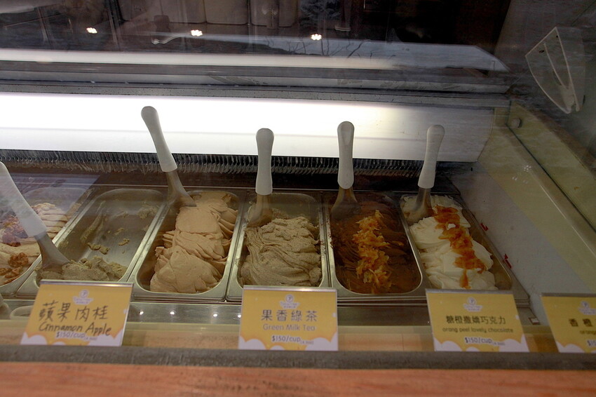 台南市中西區吃。台南市｜中西區。「綠皮開心果 冰淇淋工坊」百年老屋改建成貨櫃屋文青時尚綠皮開心果和&畢式酒精義式冰