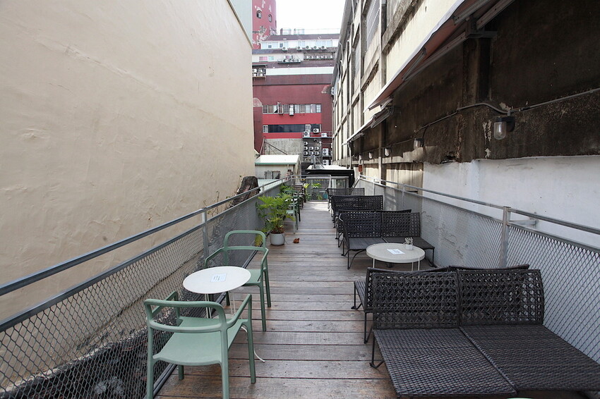 台南市中西區吃。台南市｜中西區。「綠皮開心果 冰淇淋工坊」百年老屋改建成貨櫃屋文青時尚綠皮開心果和&畢式酒精義式冰