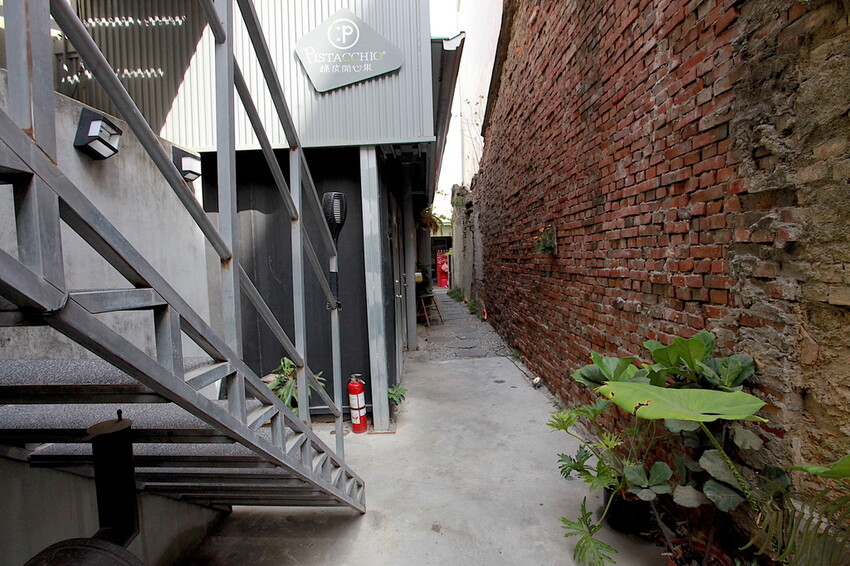 台南市中西區吃。台南市｜中西區。「綠皮開心果 冰淇淋工坊」百年老屋改建成貨櫃屋文青時尚綠皮開心果和&畢式酒精義式冰