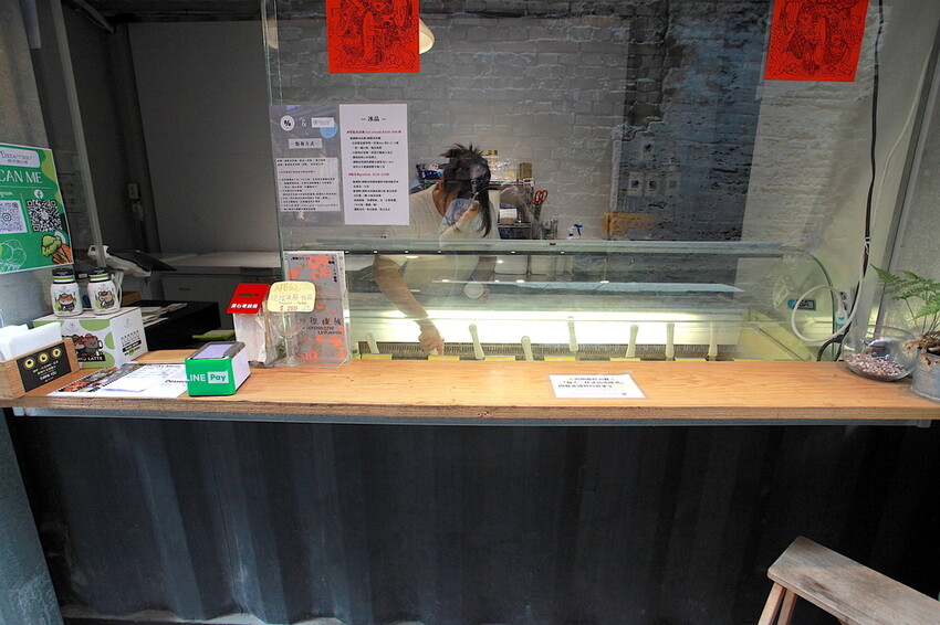 台南市中西區吃。台南市｜中西區。「綠皮開心果 冰淇淋工坊」百年老屋改建成貨櫃屋文青時尚綠皮開心果和&畢式酒精義式冰