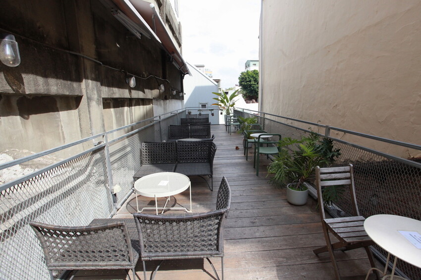 台南市中西區吃。台南市｜中西區。「綠皮開心果 冰淇淋工坊」百年老屋改建成貨櫃屋文青時尚綠皮開心果和&畢式酒精義式冰