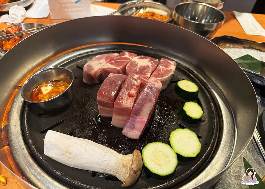 【台北韓式餐廳】娘子韓食市民店-桌邊專人服務烤肉，提供韓式小