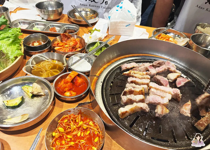 【台北韓式餐廳】娘子韓食市民店-桌邊專人服務烤肉，提供韓式小