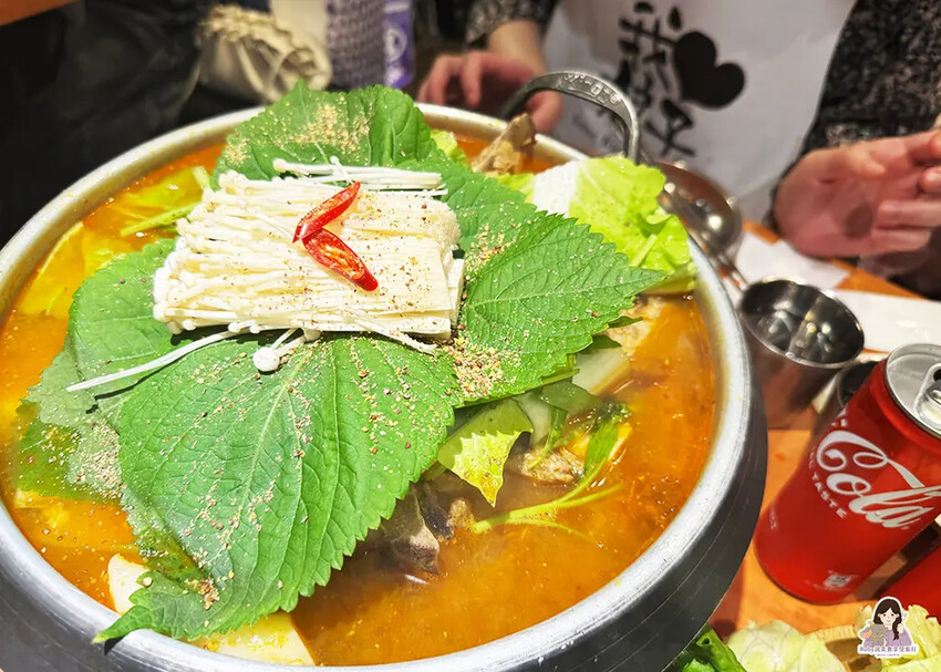 【台北韓式餐廳】娘子韓食市民店-桌邊專人服務烤肉，提供韓式小