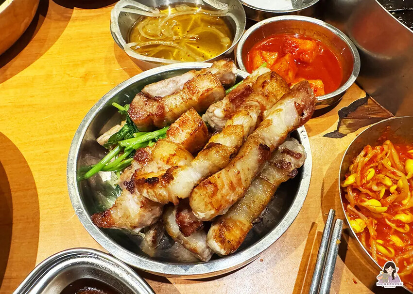 【台北韓式餐廳】娘子韓食市民店-桌邊專人服務烤肉，提供韓式小