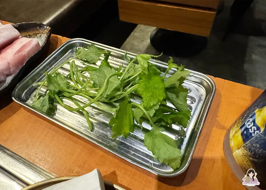 【台北韓式餐廳】娘子韓食市民店-桌邊專人服務烤肉，提供韓式小