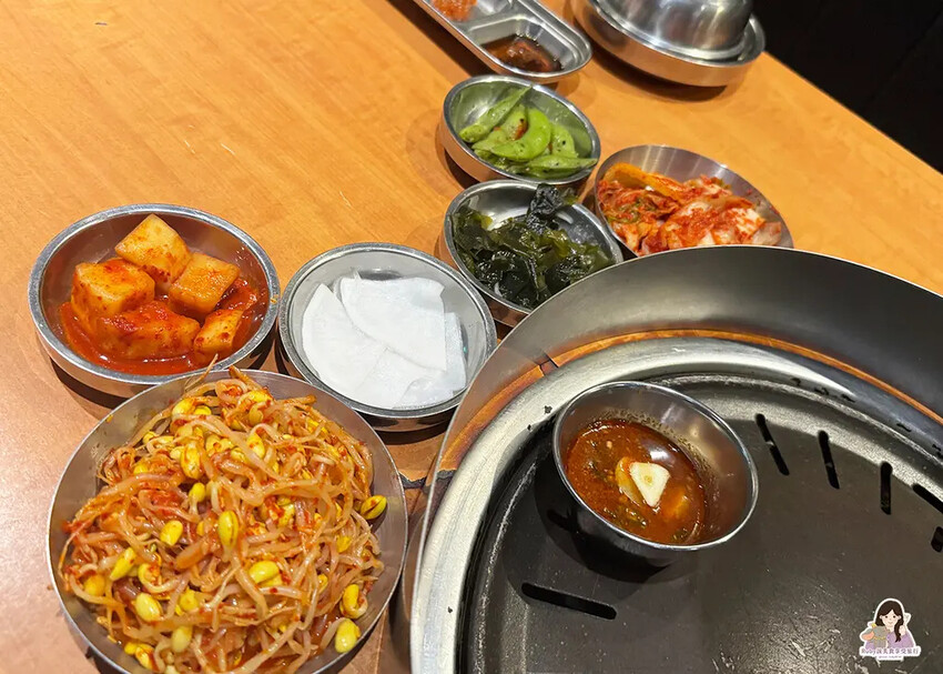 【台北韓式餐廳】娘子韓食市民店-桌邊專人服務烤肉，提供韓式小