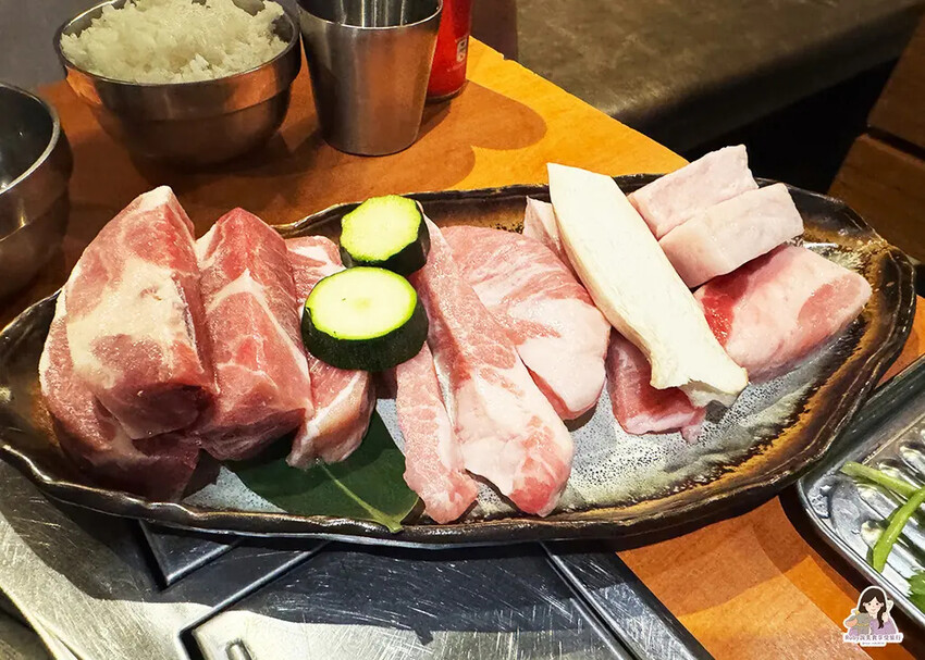 【台北韓式餐廳】娘子韓食市民店-桌邊專人服務烤肉，提供韓式小