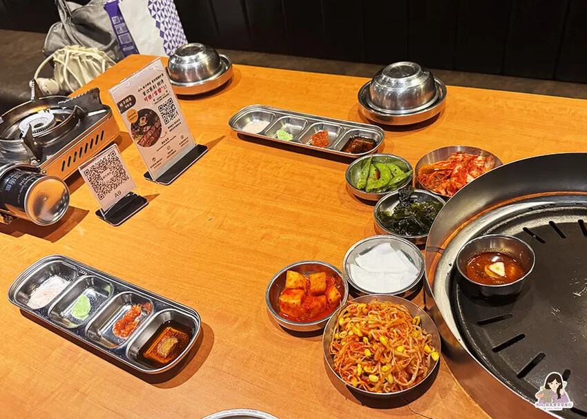 【台北韓式餐廳】娘子韓食市民店-桌邊專人服務烤肉，提供韓式小