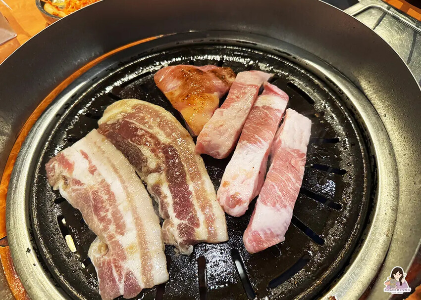 【台北韓式餐廳】娘子韓食市民店-桌邊專人服務烤肉，提供韓式小