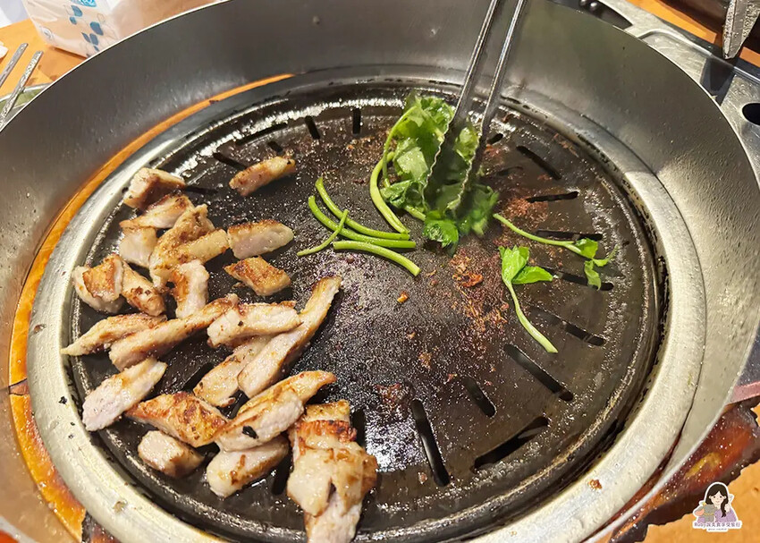 【台北韓式餐廳】娘子韓食市民店-桌邊專人服務烤肉，提供韓式小