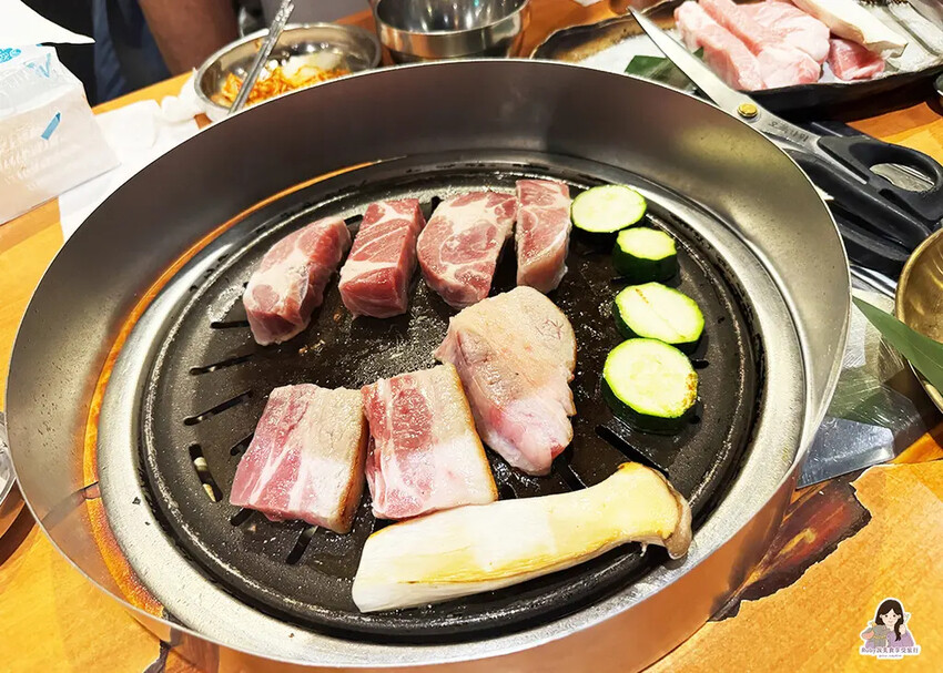 【台北韓式餐廳】娘子韓食市民店-桌邊專人服務烤肉，提供韓式小