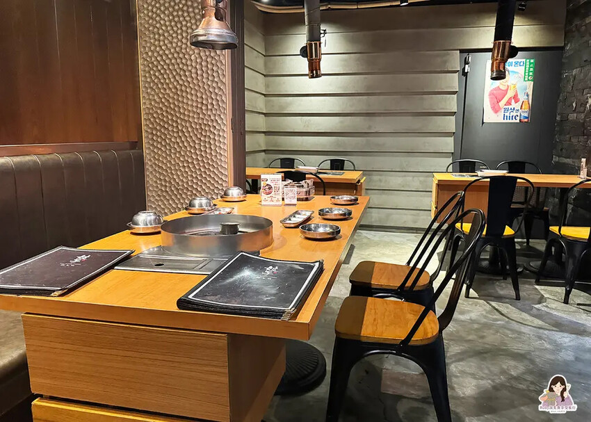 【台北韓式餐廳】娘子韓食市民店-桌邊專人服務烤肉，提供韓式小