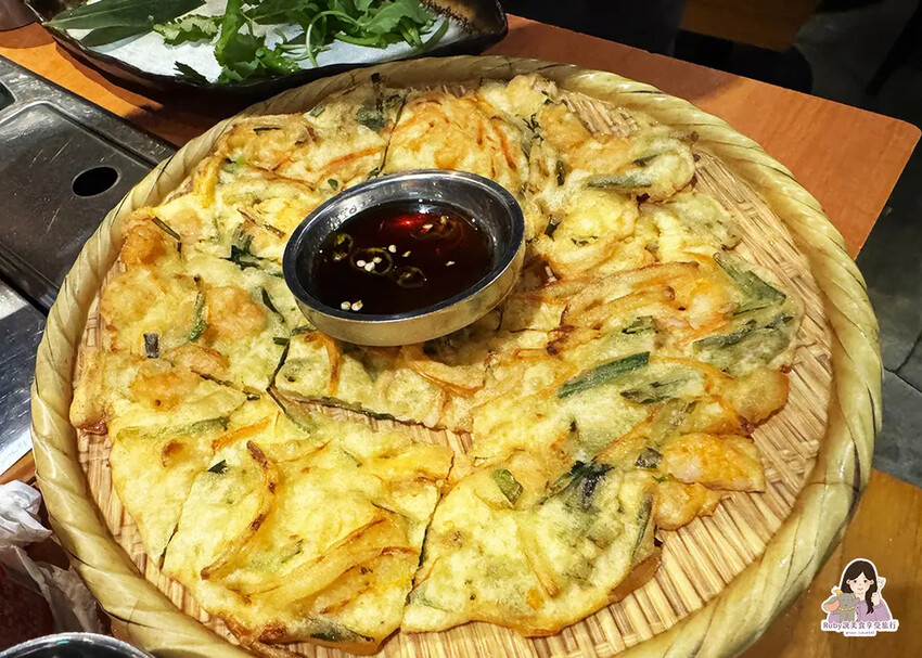 【台北韓式餐廳】娘子韓食市民店-桌邊專人服務烤肉，提供韓式小
