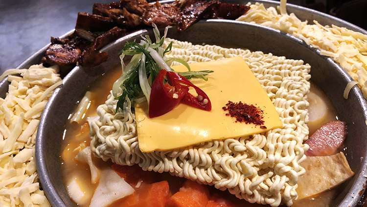 娘子韓食,東區韓式料理,市民大道韓式,我不是他媽媽,肉肉蛋糕,娘子肉肉蛋糕,韓式炸雞,起司部隊鍋,八色豬五花,奶油年糕鍋,真露酒,娘子韓食壽星