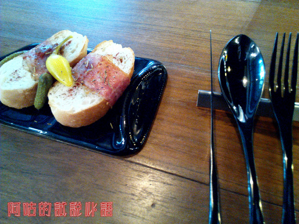 Dacci 打趣法式廚房：【臺南Ω東區】Dacci 打趣，法式廚房。餐點好吃氣氛佳，大推嫩煎鴨胸佐覆巧克力盆子醬