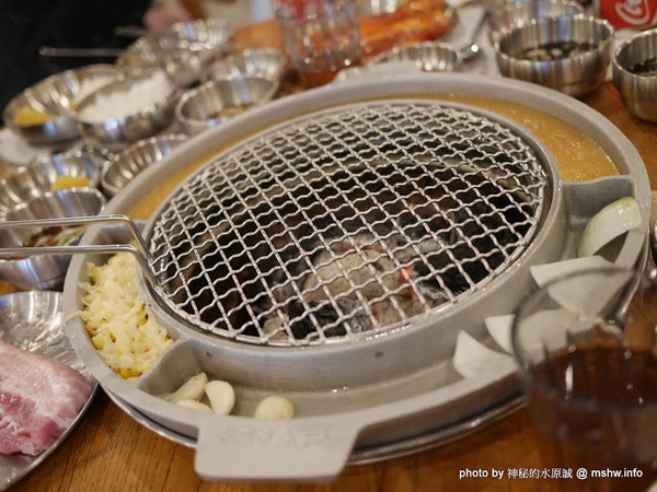 姜虎東678白丁烤肉:【食記】台中姜虎東678白丁韓國傳統烤肉台中店@北屯漢口幫美食廣場 : 世界第一BBQ?嗯,這裡的食材跟醬料都比在韓國首爾要好吃的多了…也比林佳龍有誠意喔! 姜虎東678白丁烤肉:【食記】台中姜虎東678白丁韓國傳統烤肉台中店@北屯漢口幫美食廣場 : 世界第一BBQ?嗯,這裡的食材跟醬料都比在韓國首爾要好吃的多了…也比林佳龍有誠意喔!